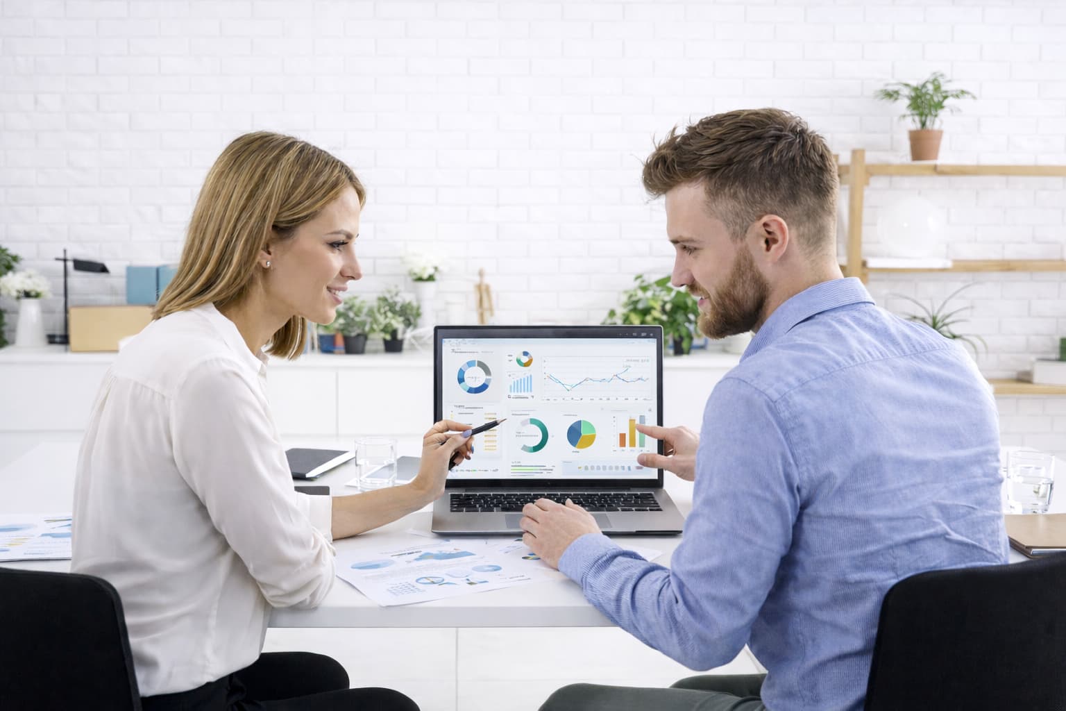 Collaboration professionnelle autour de solutions informatiques et télécoms en entreprise